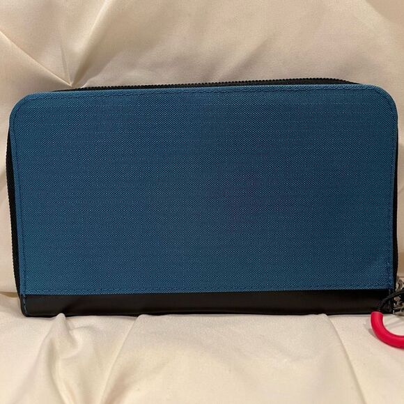 Disney Store X Mickey Mouse ''All-Time Classic'' Wrist Wallet NWT - Picture 5 of 7